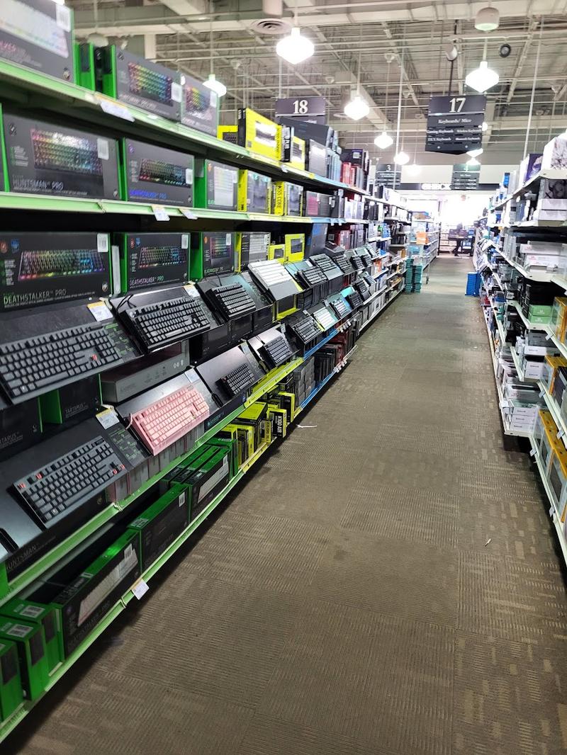 Microcenter机械键盘货架
