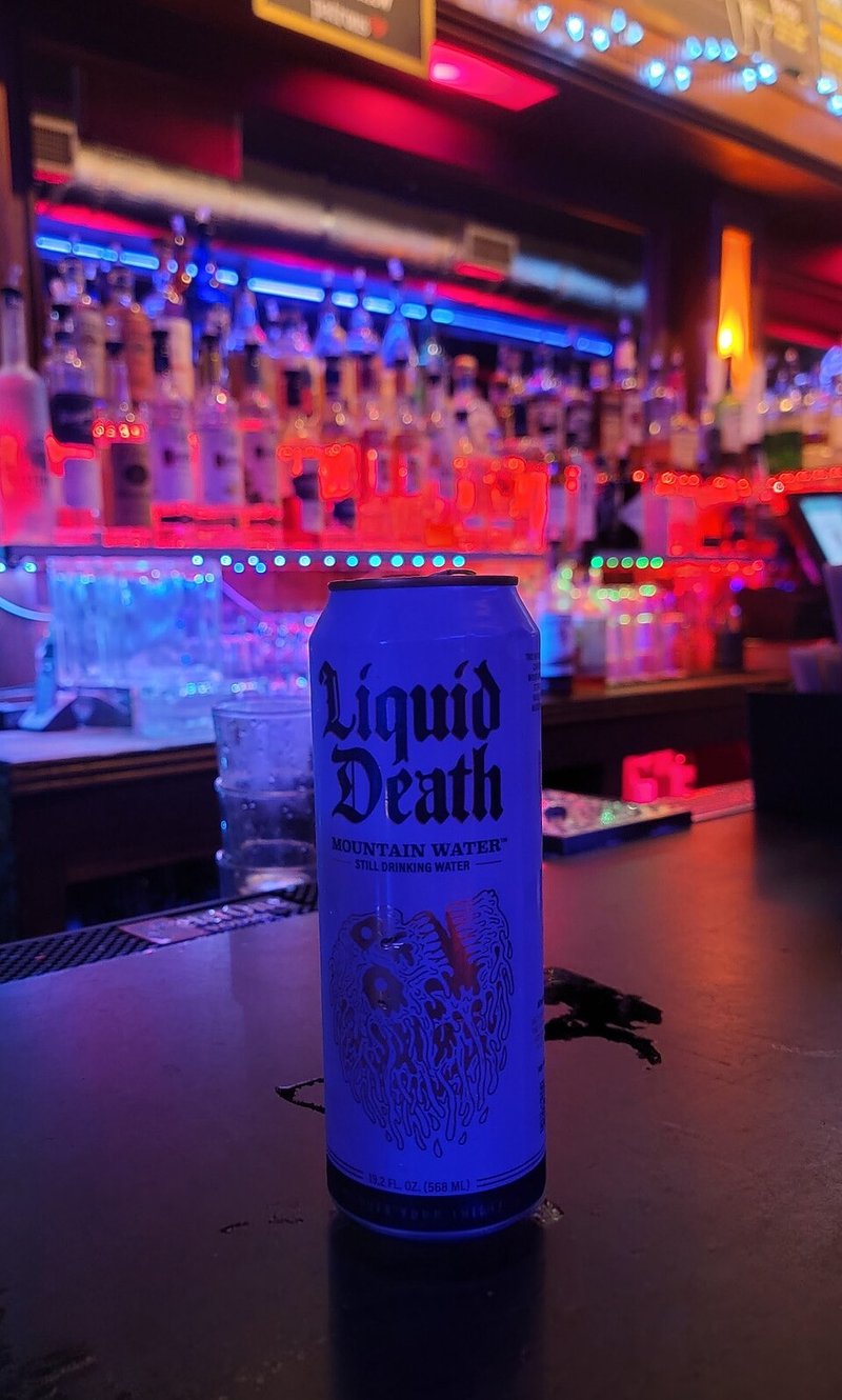 Liquid Death 标志性骷髅罐装水
