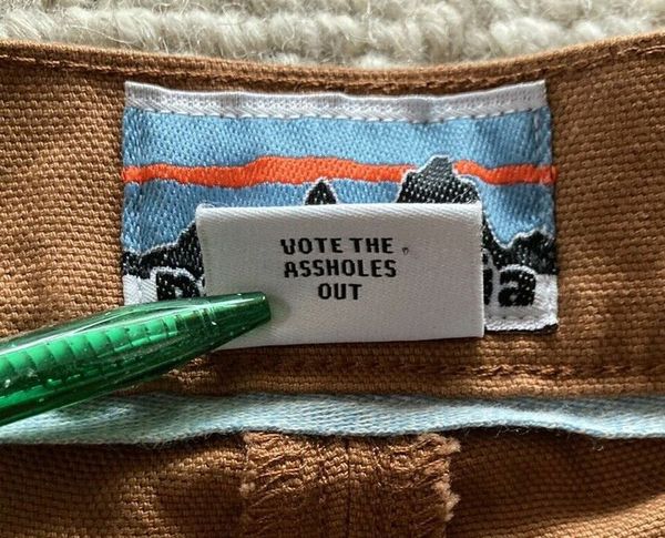 Patagonia标签 - Vote the Assholes Out